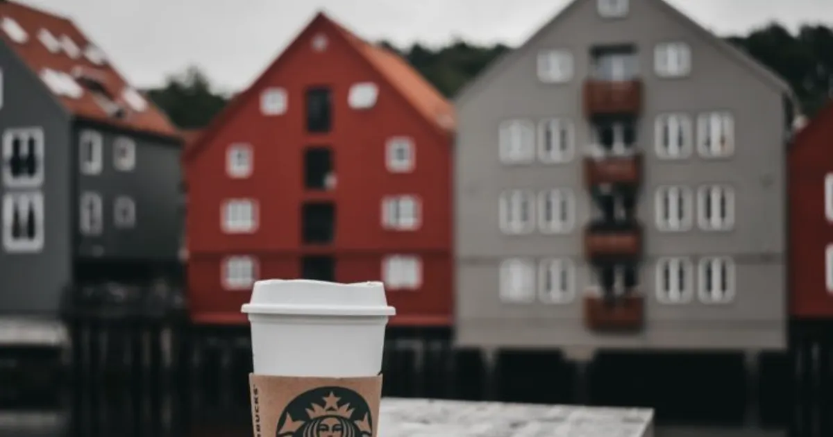 Jim Cramer sorprendido por caída de Starbucks pese a menores precios del café