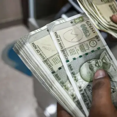 Rupee Ấn Độ tăng nhờ giá dầu giảm và chính sách hỗ trợ của RBI