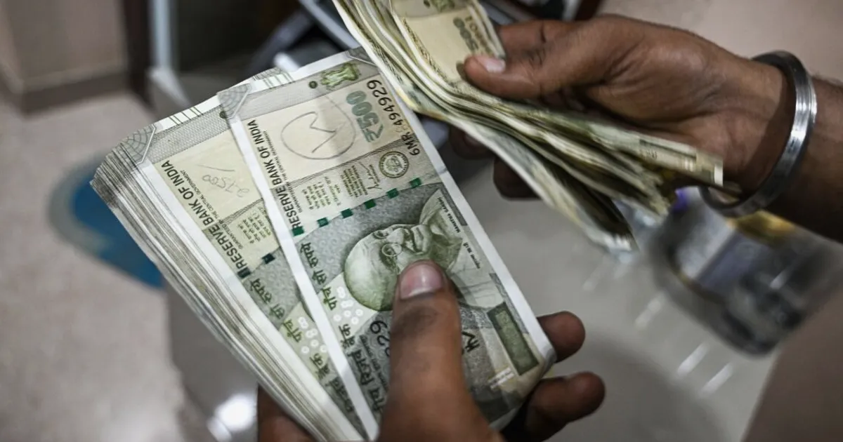 La rupia india sube por caída del petróleo y apoyo del RBI