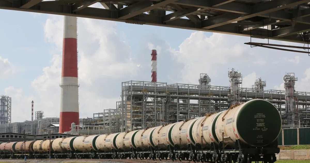 Russia Weighs Curbing Diesel, Jet Fuel Exports as Refinery Attacks Grow