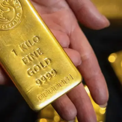 El oro cae mientras Trump rechaza oferta de Irán, avivando temores de inflación