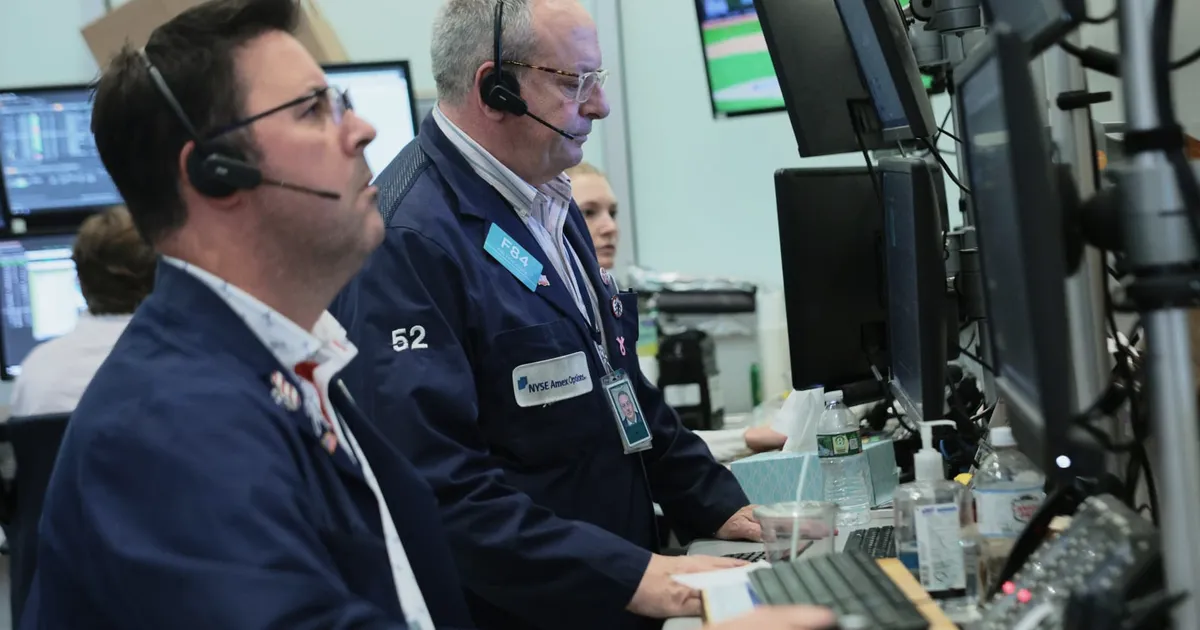 As ações mais sobrecompradas e sobrevendidas após uma semana volátil em Wall Street