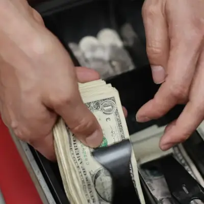 US Economy Grows Despite Iran War, But Inflation Freezes Hiring
