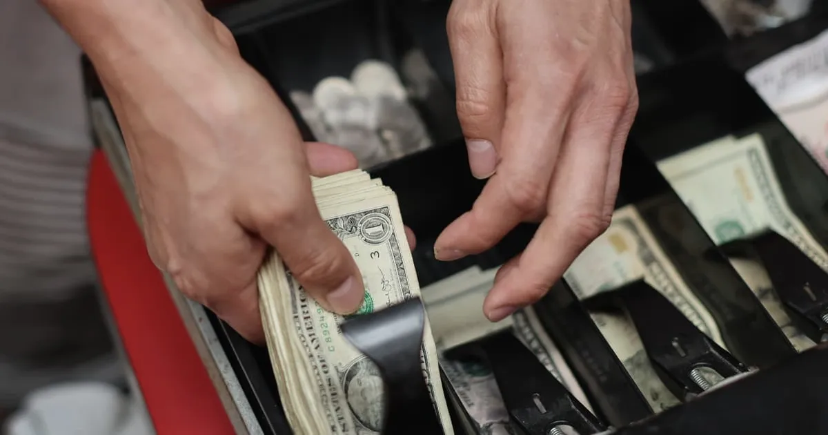 US Economy Grows Despite Iran War, But Inflation Freezes Hiring