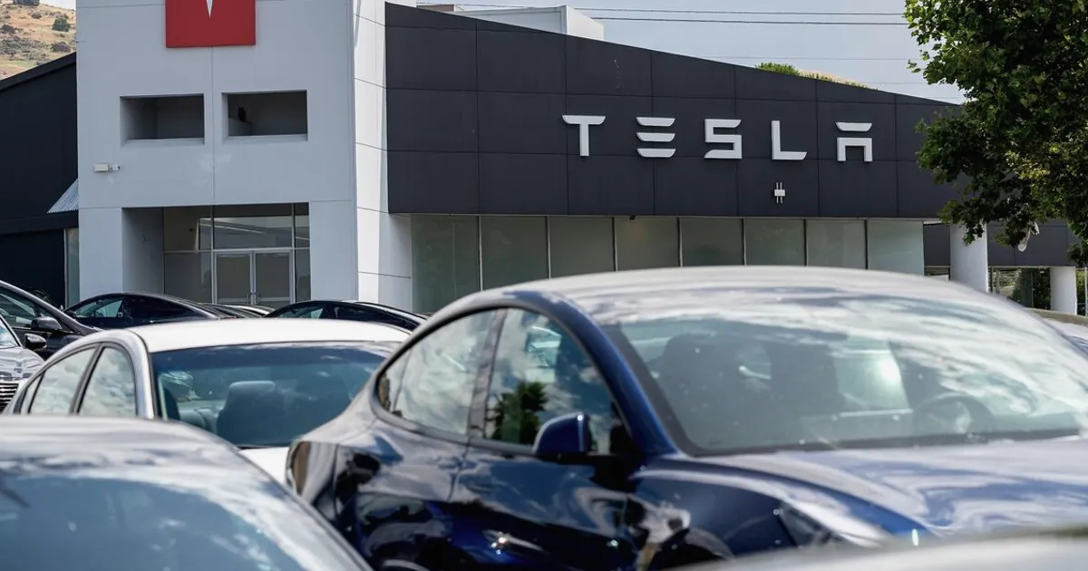 Meme Traders Pile Into Tesla as Stock Hits $420 Again