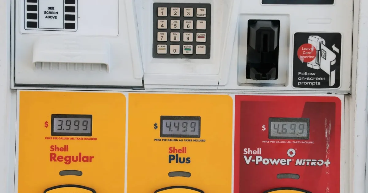 Le prix de l'essence passe sous la barre des 4 $ le gallon d'un cheveu