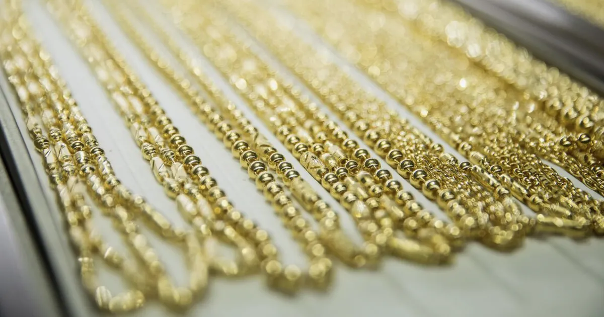 Gold Steadies Near $4,000 as Stronger Dollar, Rate Outlook Weigh
