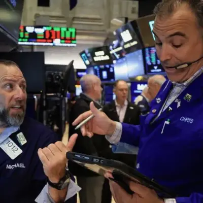 Les actions rebondissent, le dollar grimpe à un plus haut d'un an