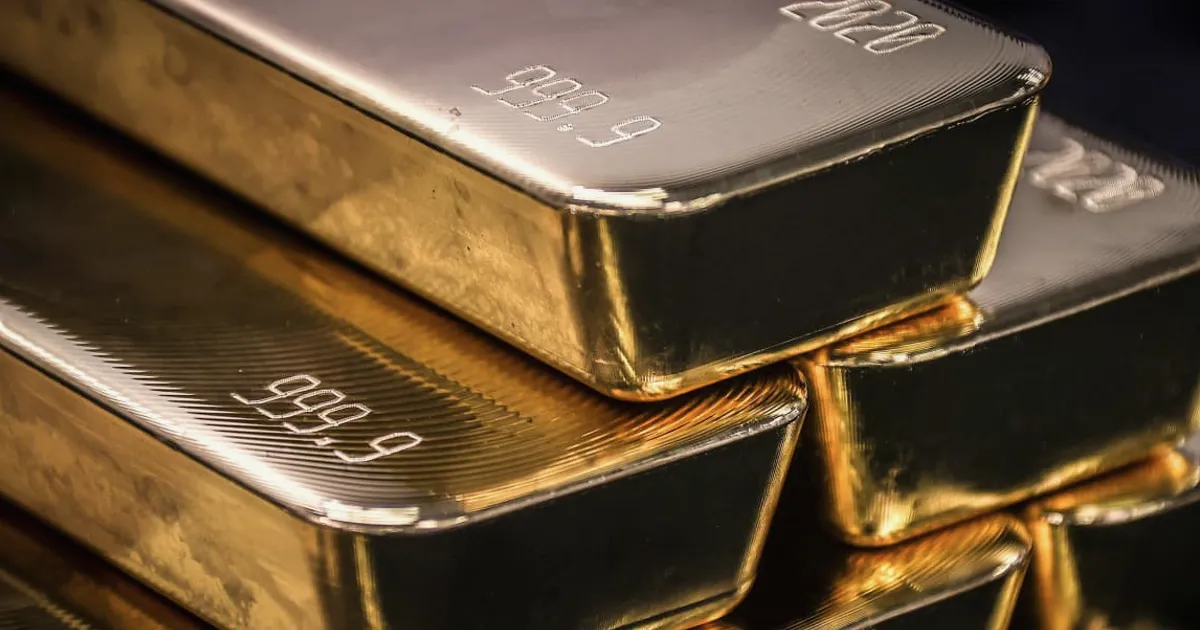 Gold climbs above key trend line, signaling potential for further gains