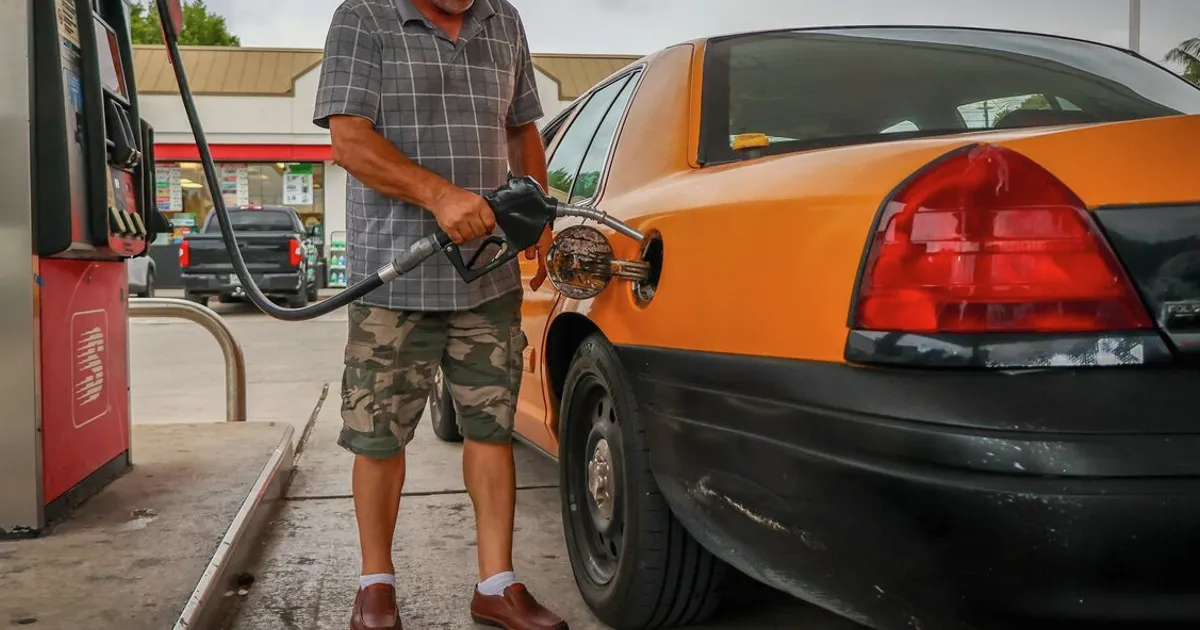Trump ordonne au ministère de la Justice d'enquêter sur les prix élevés de l'essence