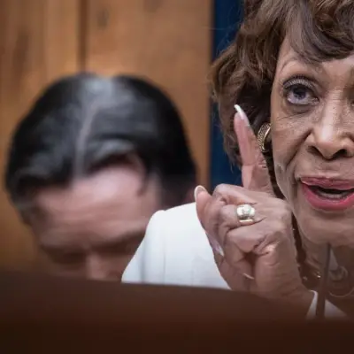 La demócrata Maxine Waters condena cripto en planes 401(k)