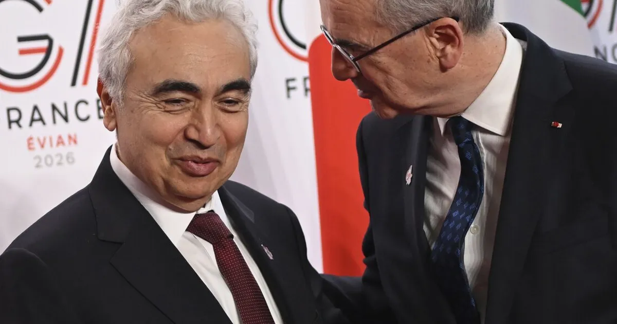 L'AIE prévient que les stocks commerciaux de pétrole chutent très vite