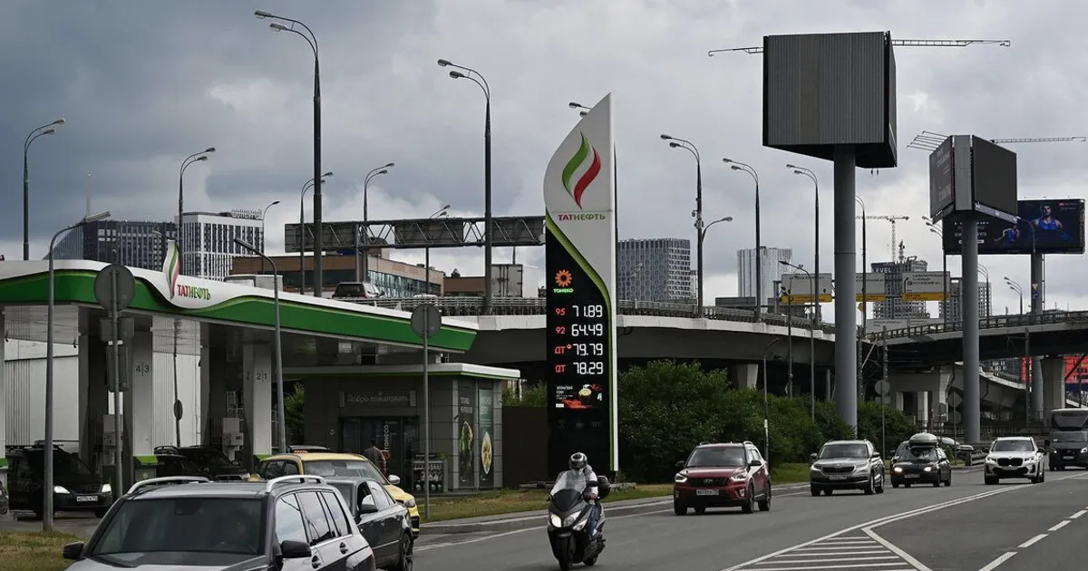 Preços da gasolina russa disparam com ataques ucranianos a refinarias