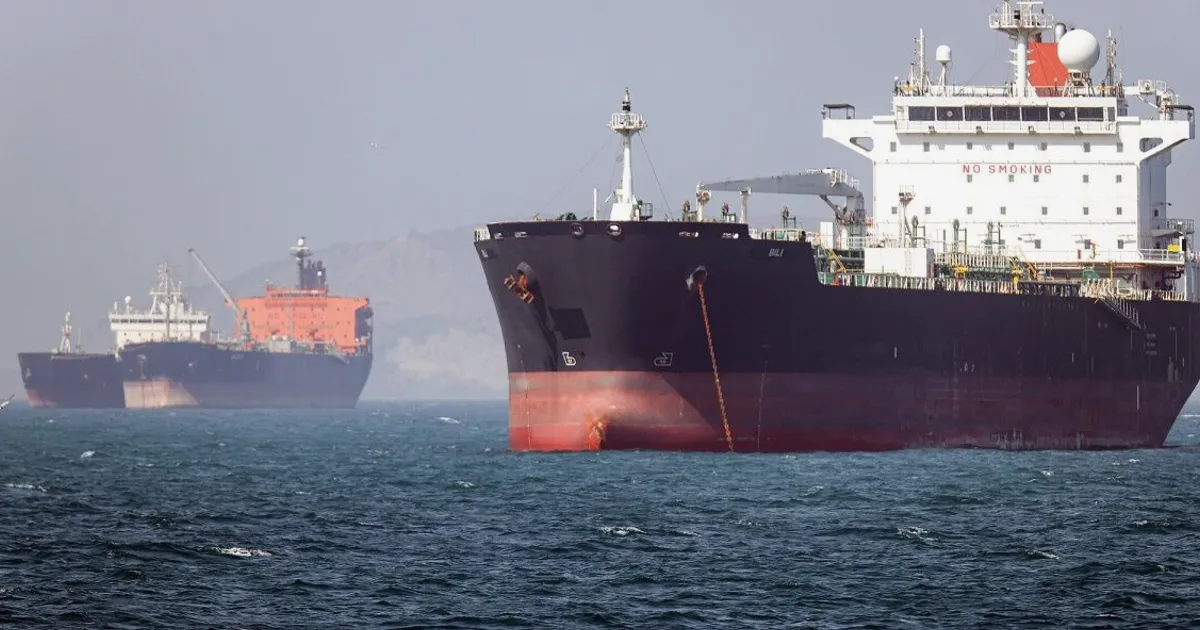 Dòng dầu qua Hormuz tăng chậm khi nhiều tàu chở dầu siêu lớn rời đi