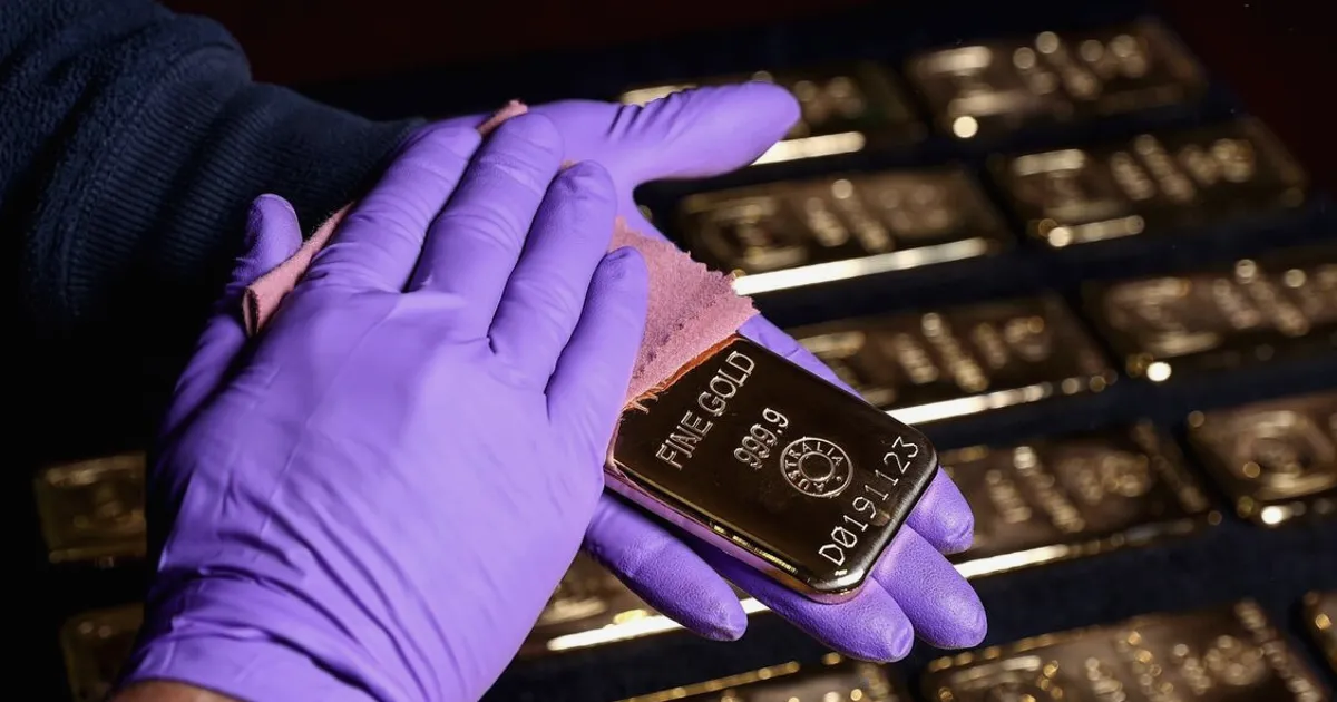Gold Rises as Iran Deal Hopes Ease Inflation Worries