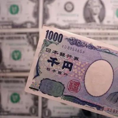 El dólar cae por segundo día consecutivo pero aún apunta a ganancia semanal