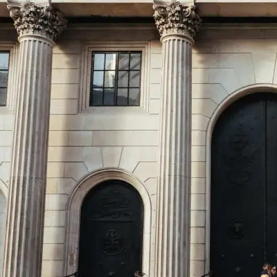 Bank of England drops strict stablecoin holding limits, sets $50B cap