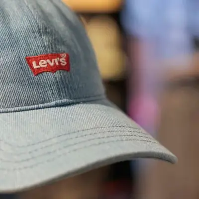 Levi Strauss relève ses prévisions pour la deuxième fois, l'action recule après Bourse