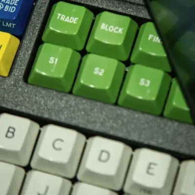 CFTC cân nhắc chặn hợp đồng dầu 24/7 của CME