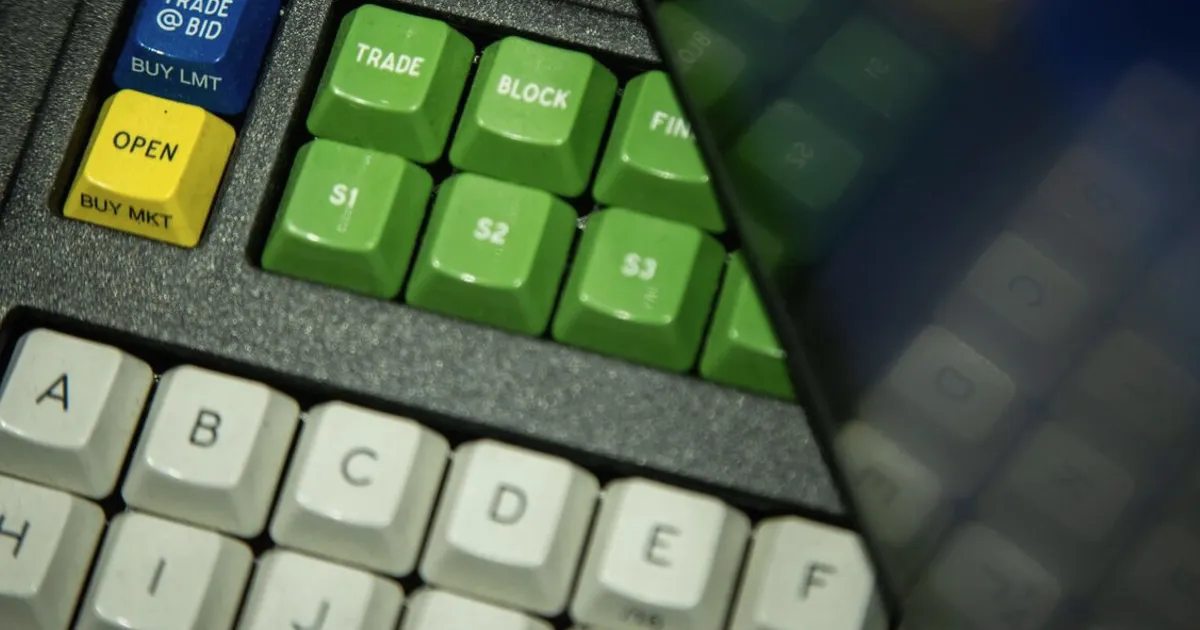 CFTC cân nhắc chặn hợp đồng dầu 24/7 của CME
