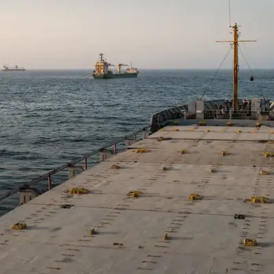 Tráfego no Estreito de Ormuz despenca com temores de segurança após ataques a navios