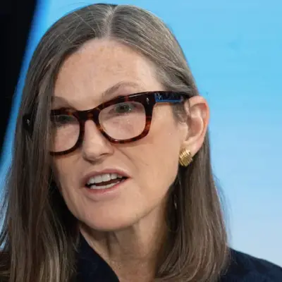 Cathie Wood achète 12,9 millions de dollars d'actions technologiques en chute : Ce que cela signifie pour les traders