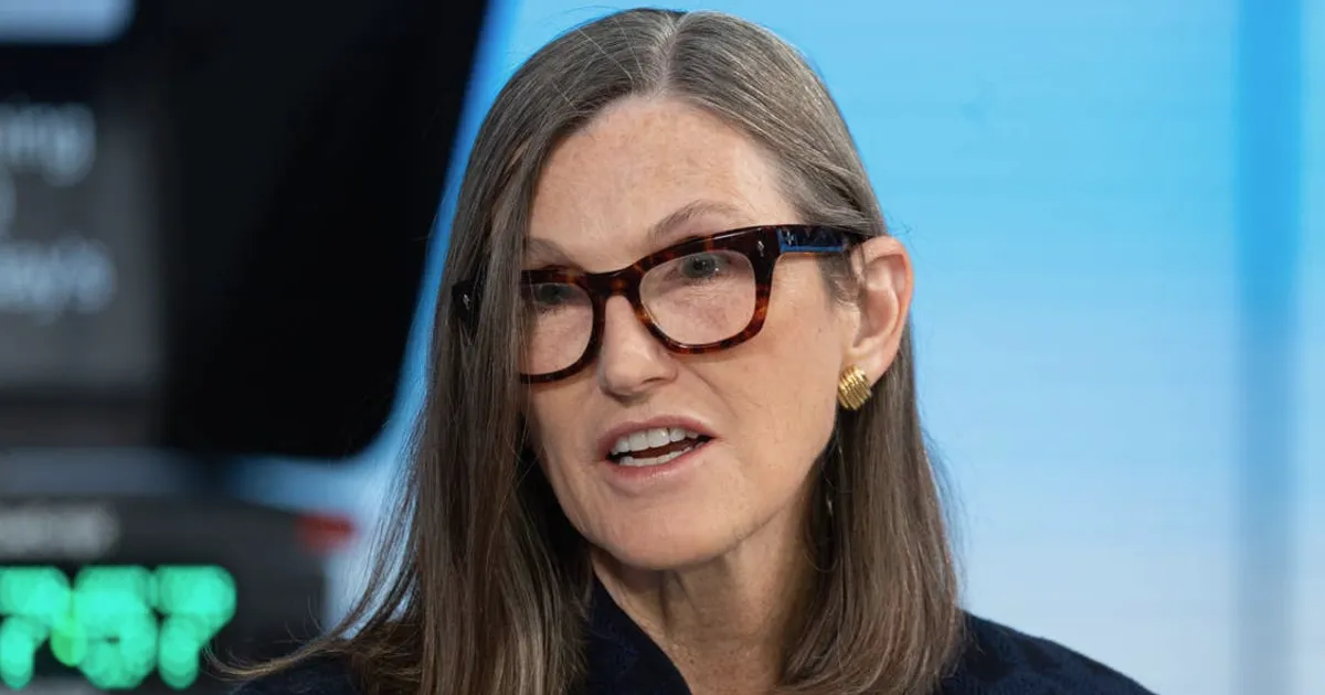 Cathie Wood achète 12,9 millions de dollars d'actions technologiques en chute : Ce que cela signifie pour les traders