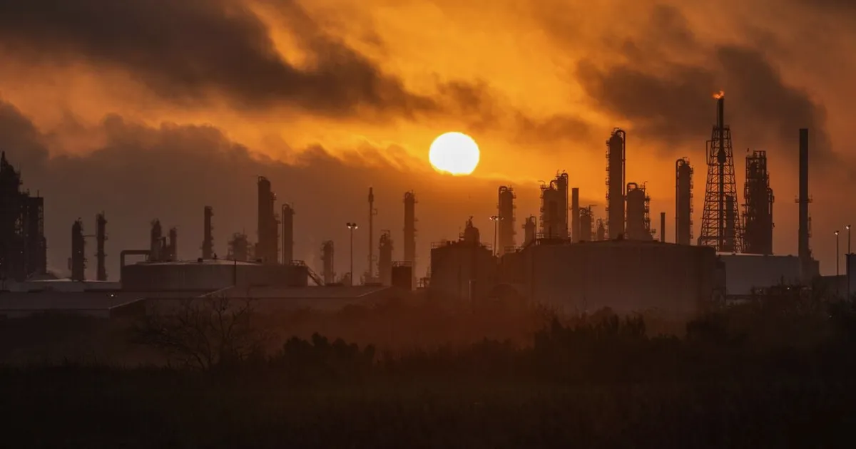 Oil Holds Gain as Trump Casts Doubt Over Ceasefire With Iran