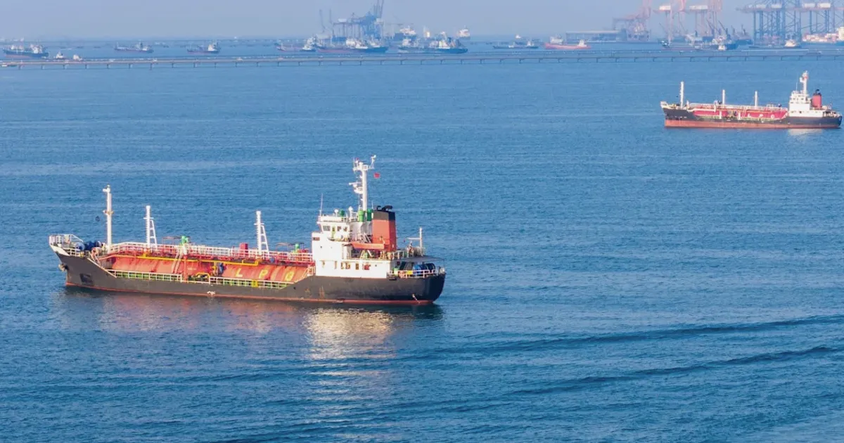 Preços do petróleo caem abaixo de US$ 70 com retomada do tráfego no Estreito de Ormuz