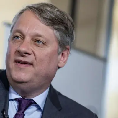 CIO de Pimco advierte que la Fed podría subir tasas por riesgos de guerra en Irán