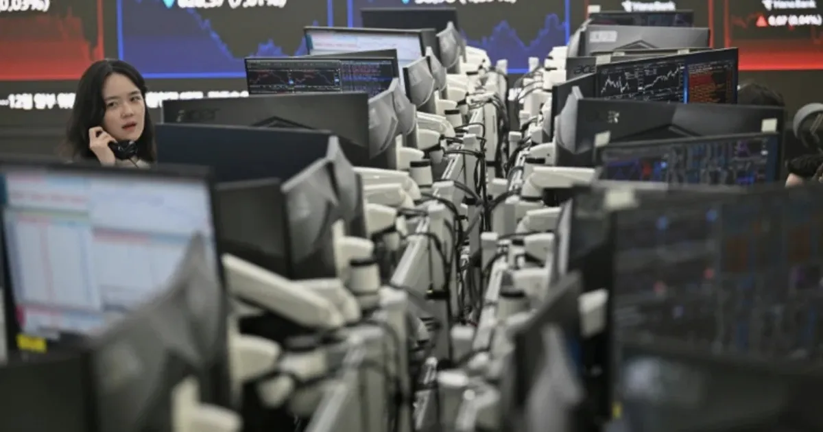 Asian markets mixed, oil slips as tech recovery stalls