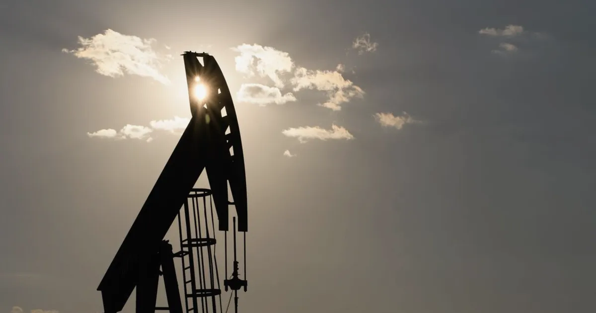 Petróleo mantiene ganancias mientras Irán busca control de Hormuz antes de conversaciones con EE.UU.