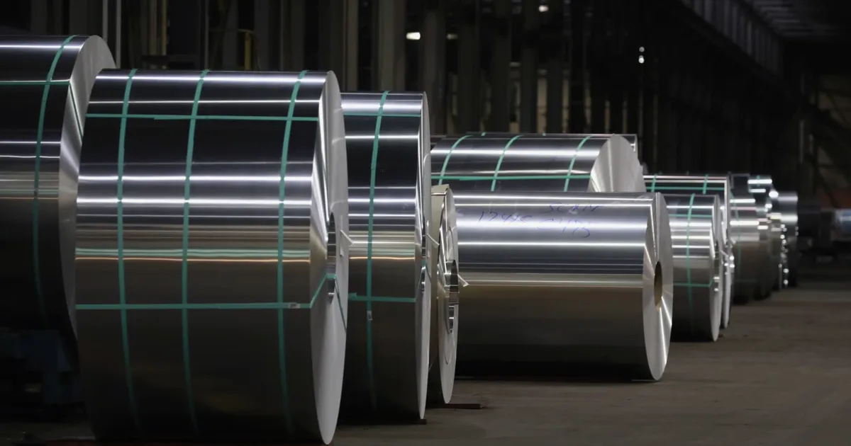 Alcoa profite de la flambée de l'aluminium à des sommets de 4 ans — comment trader l'action
