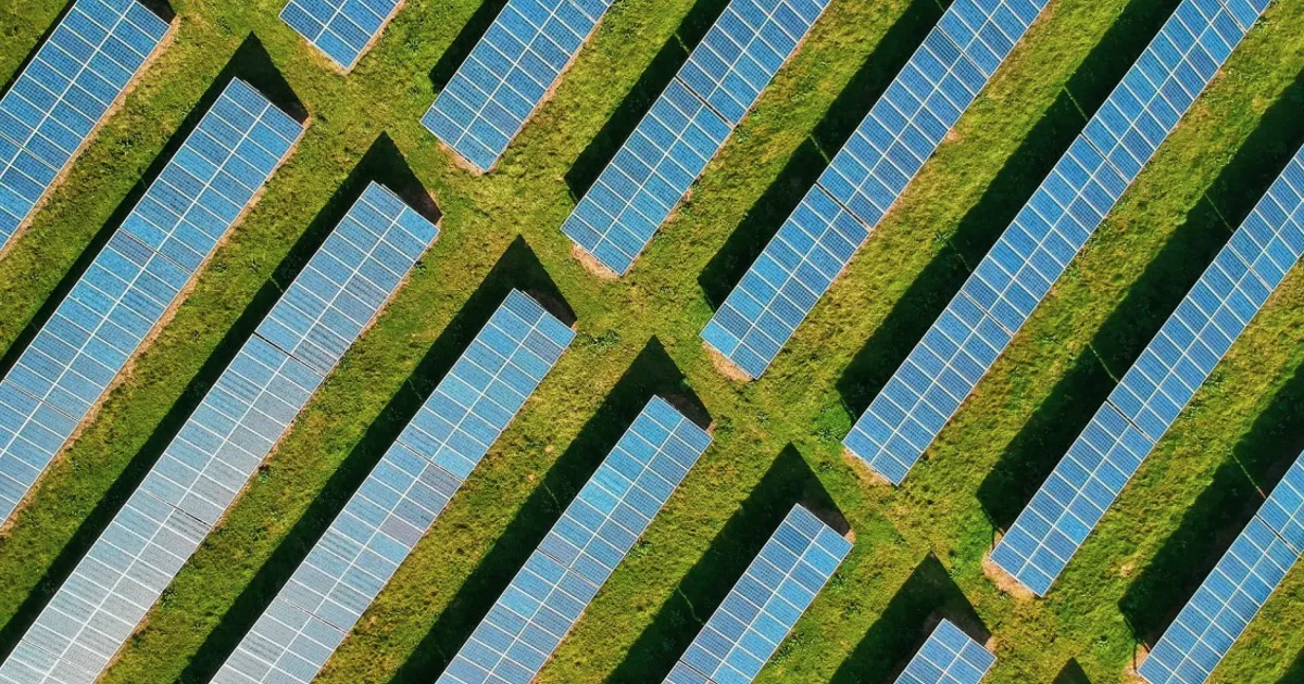 O boom solar da China cria enorme excesso de oferta, indústria busca soluções