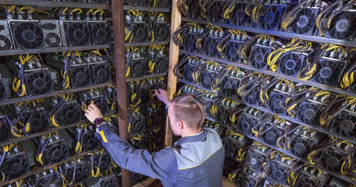 Acciones de CleanSpark caen 9% por pérdidas trimestrales por tenencias de bitcoin