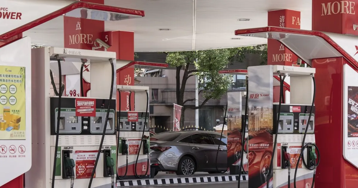 Ventas de autos en China caen en abril por guerra que golpea demanda de gasolina