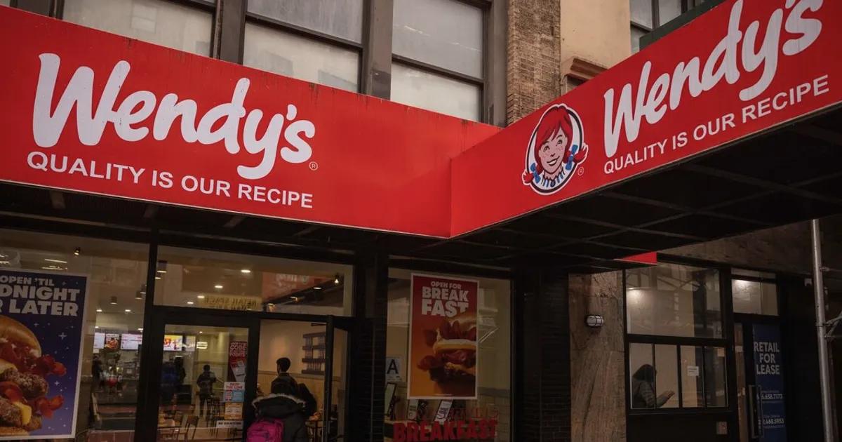 L'action Wendy's bondit de 37% après un post viral sur Reddit déclenchant un rallye meme