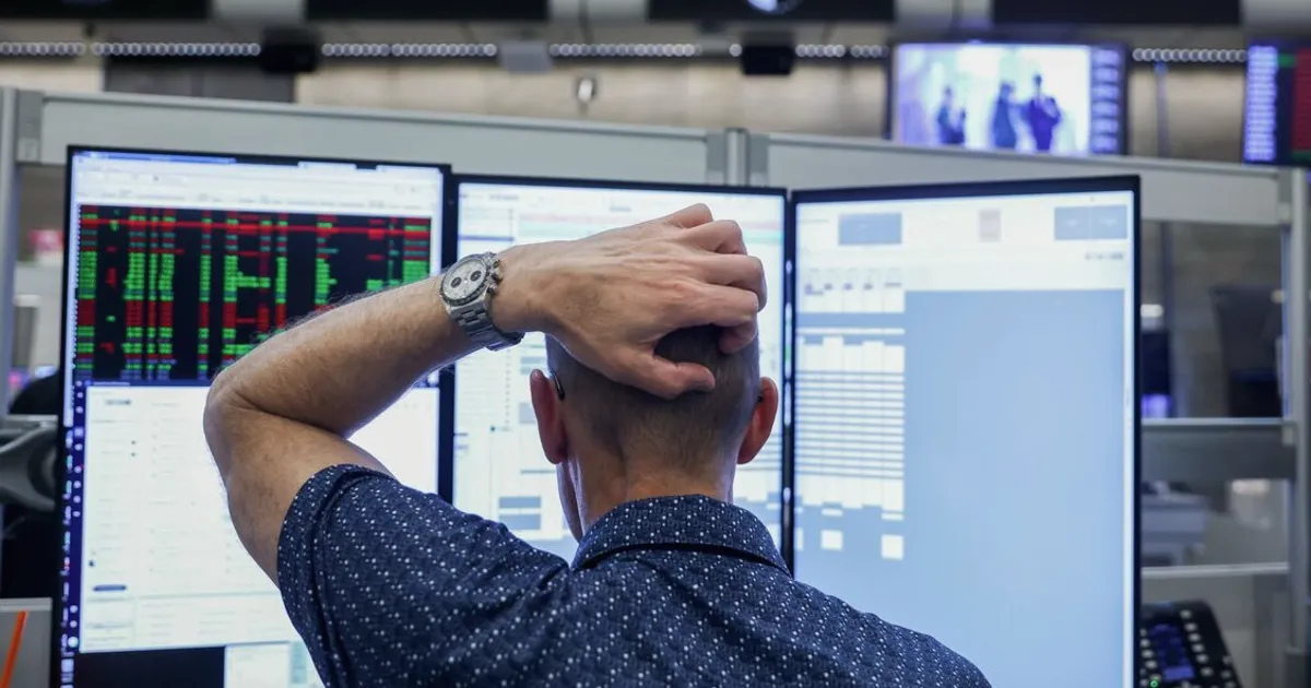 US Jobs Blowout Fuels Fed Rate-Hike Bets for 2026