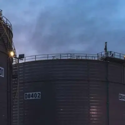 AIE alerta para enorme excedente de petróleo em 2027 com retorno da oferta do Oriente Médio
