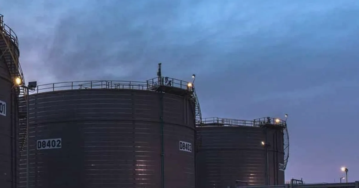 AIE advierte de un enorme excedente de petróleo en 2027 ante el retorno de la oferta de Oriente Medio