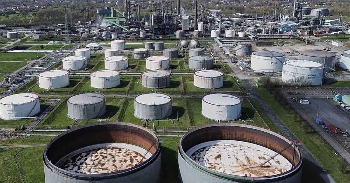 Oil falls below $80 as OECD reserves hit lowest since 1990