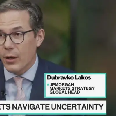 Estratega de JPMorgan advierte que inventarios de petróleo en niveles de estrés podrían forzar reapertura de Ormuz
