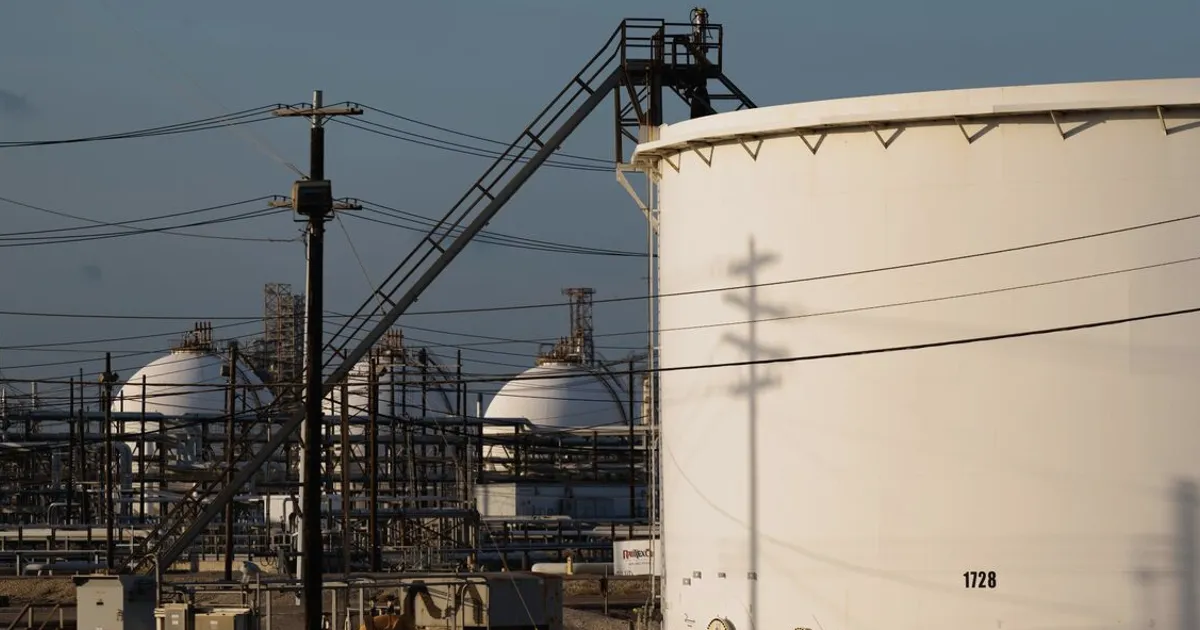 US Natural Gas Rises on Lower Output, Higher LNG Flows