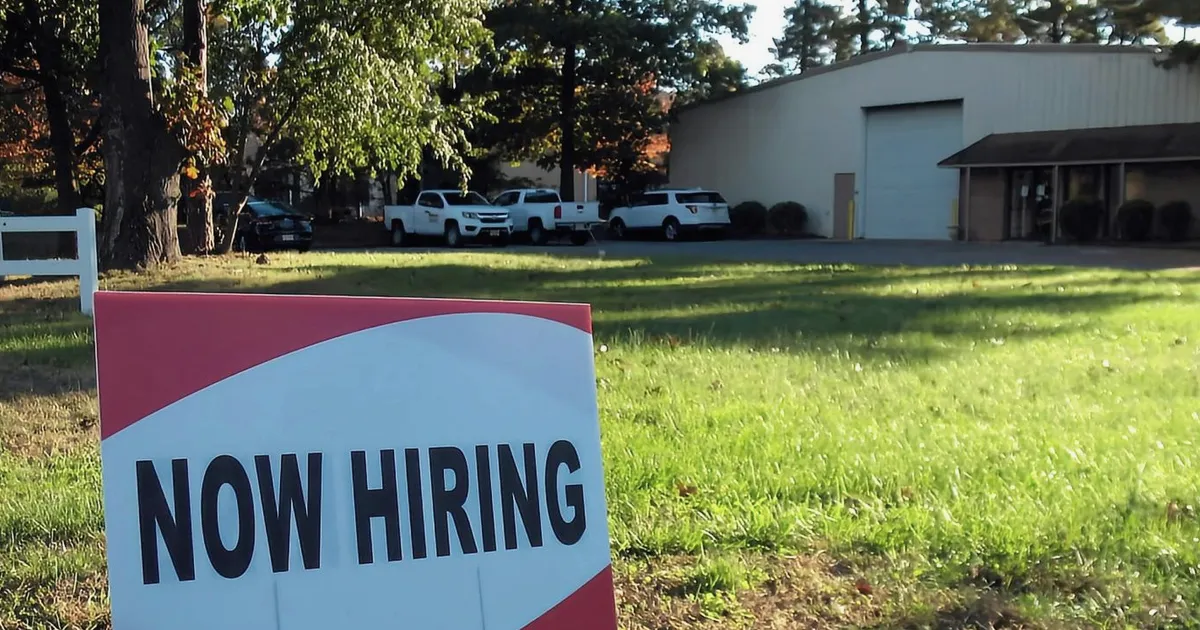 US Jobs Blow Past Forecasts, Strengthening Case for Fed Rate Hikes