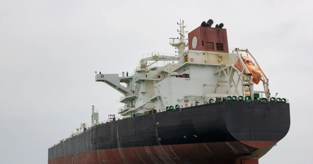 Oil Rises on Trump Iran Warning, Supply Buffer Loss Looms