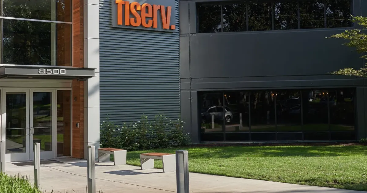 CEO Fiserv rời đi sau khi cổ phiếu giảm 71% trong nhiệm kỳ ngắn