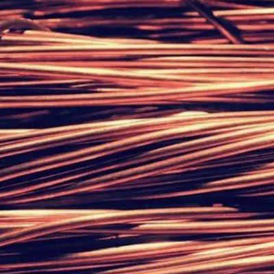 Cobre toca mínimo de una semana por dólar fuerte y datos débiles de China