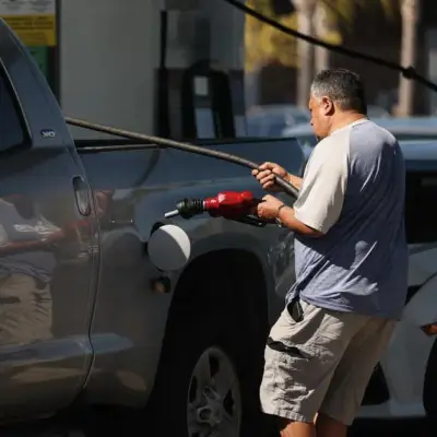 Precios de la gasolina caerán tras acuerdo para terminar guerra en Irán
