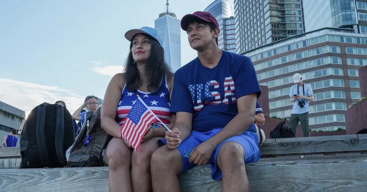 Orgulho americano estável, mas divisão partidária se aprofunda