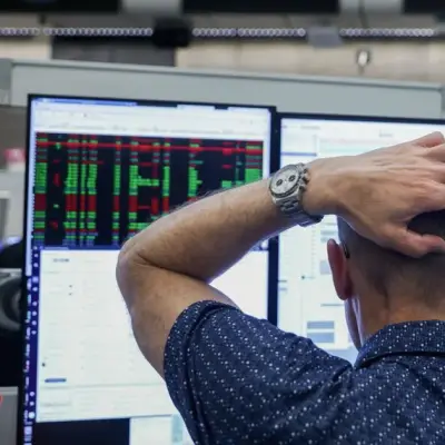 S&P dễ tổn thương khi nhà đầu tư gỡ phòng hộ trước quyết định Fed